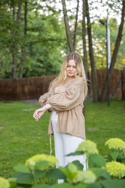 Muślinowe Bolerko / Narzutka „Cloud Comfort” – ciemny beż muślinowa narzutka damska bolerko muślinowe ecru lekka narzutka do sukienki narzutka ciążowa boho muślinowe kimono krótkie odzież ciążowa muślin biała narzutka z bufiastymi rękawami